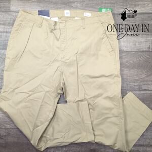 Gap Mid Rise Hits at Ankle Downtown Khaki Size 20